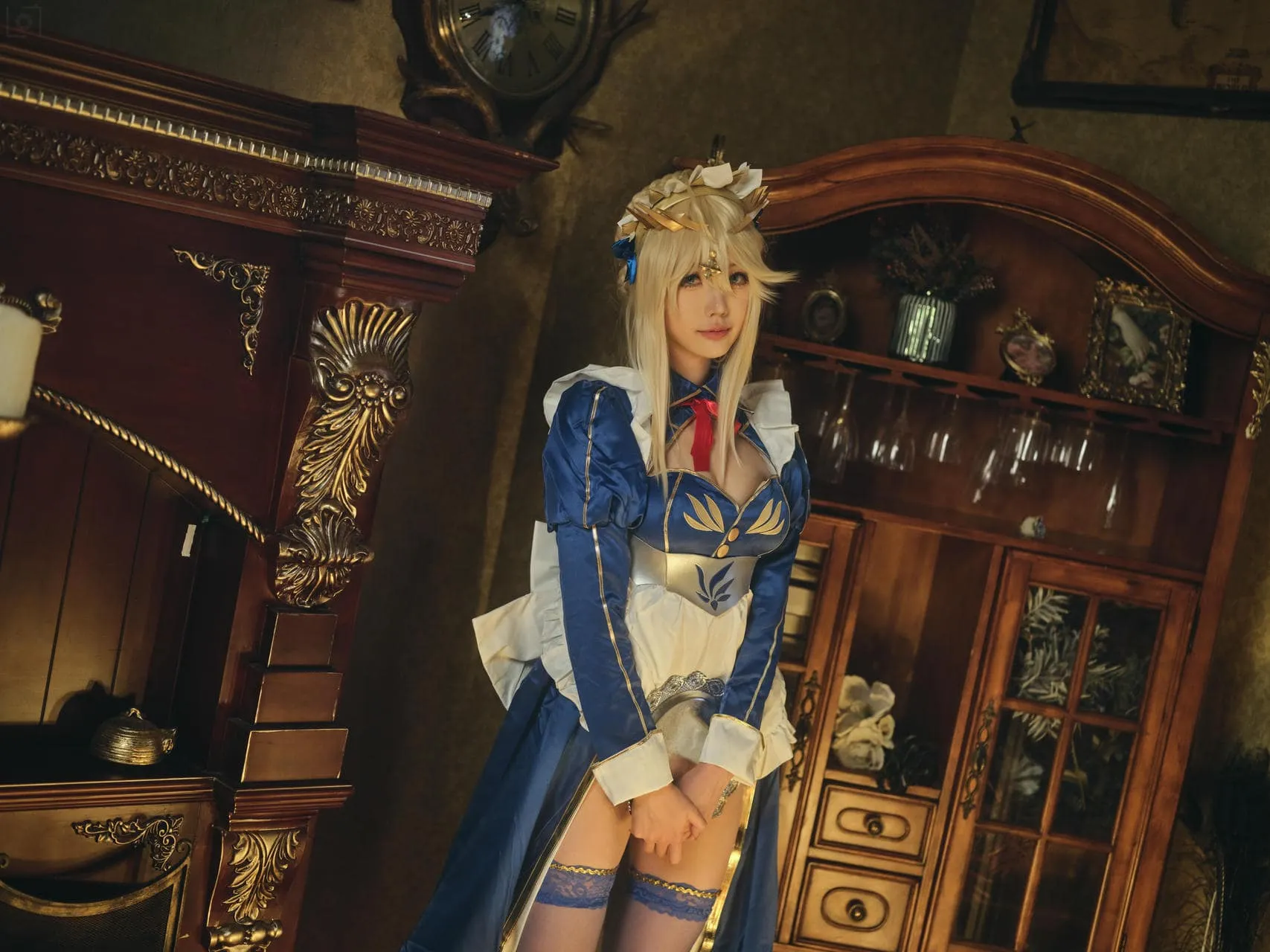 湖里狸角色扮演作品整理与风格参考 蓝白色制服角色扮演照片,人物站立于室内空间中