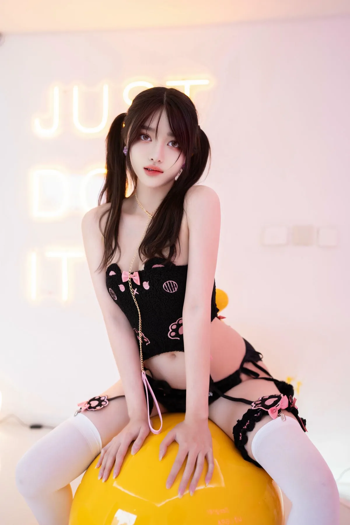 白露cosplay角色风格作品参考 黑粉色服装搭配棚拍环境的角色写真照片