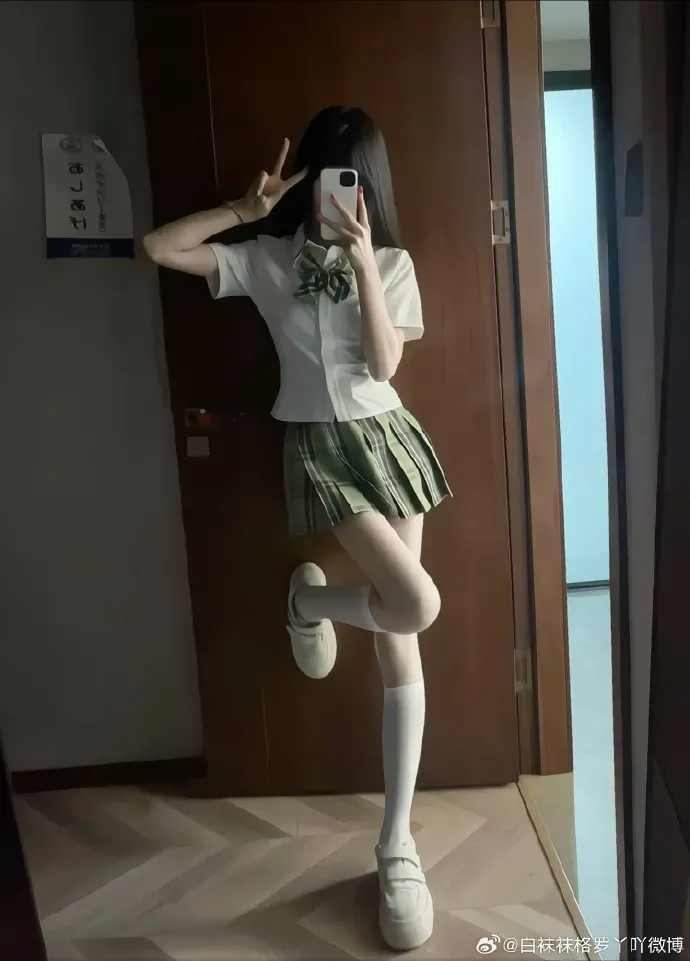 白袜袜格罗丫学院制服风格作品参考 白色上衣搭配格纹裙的制服角色姿态