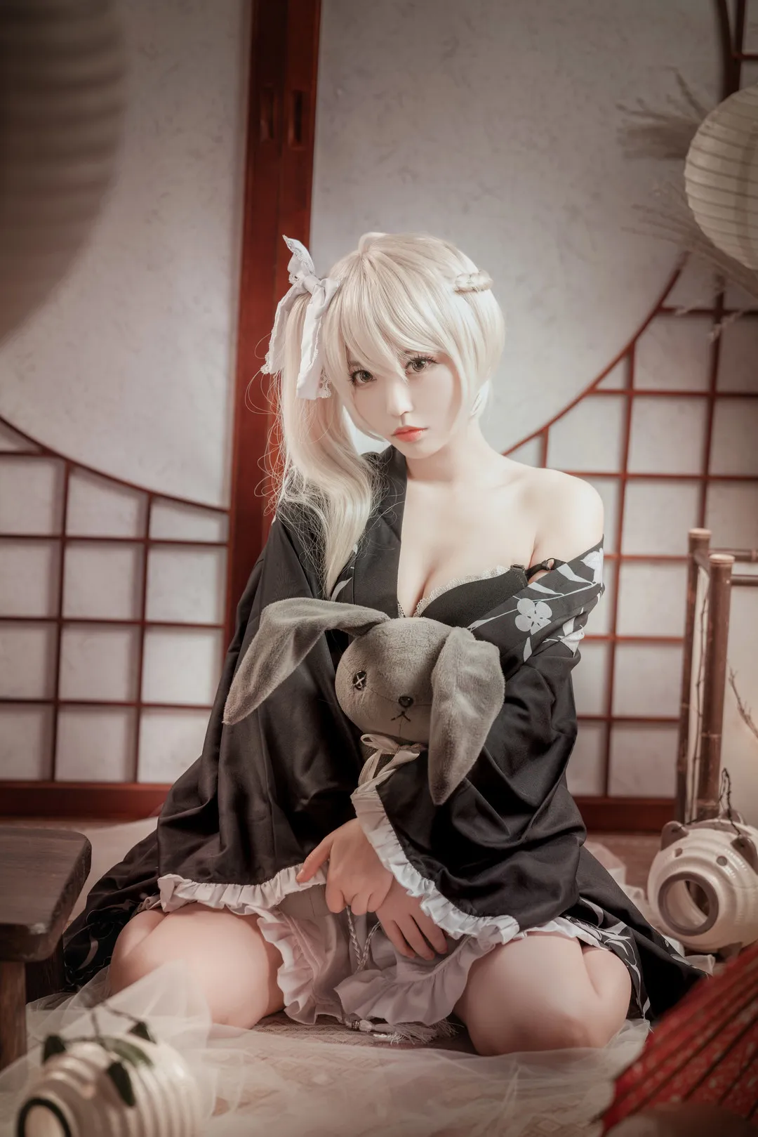 白易子教主cosplay角色风格作品参考 黑色服装角色坐姿展示,结合室内空间和近距离镜头构图