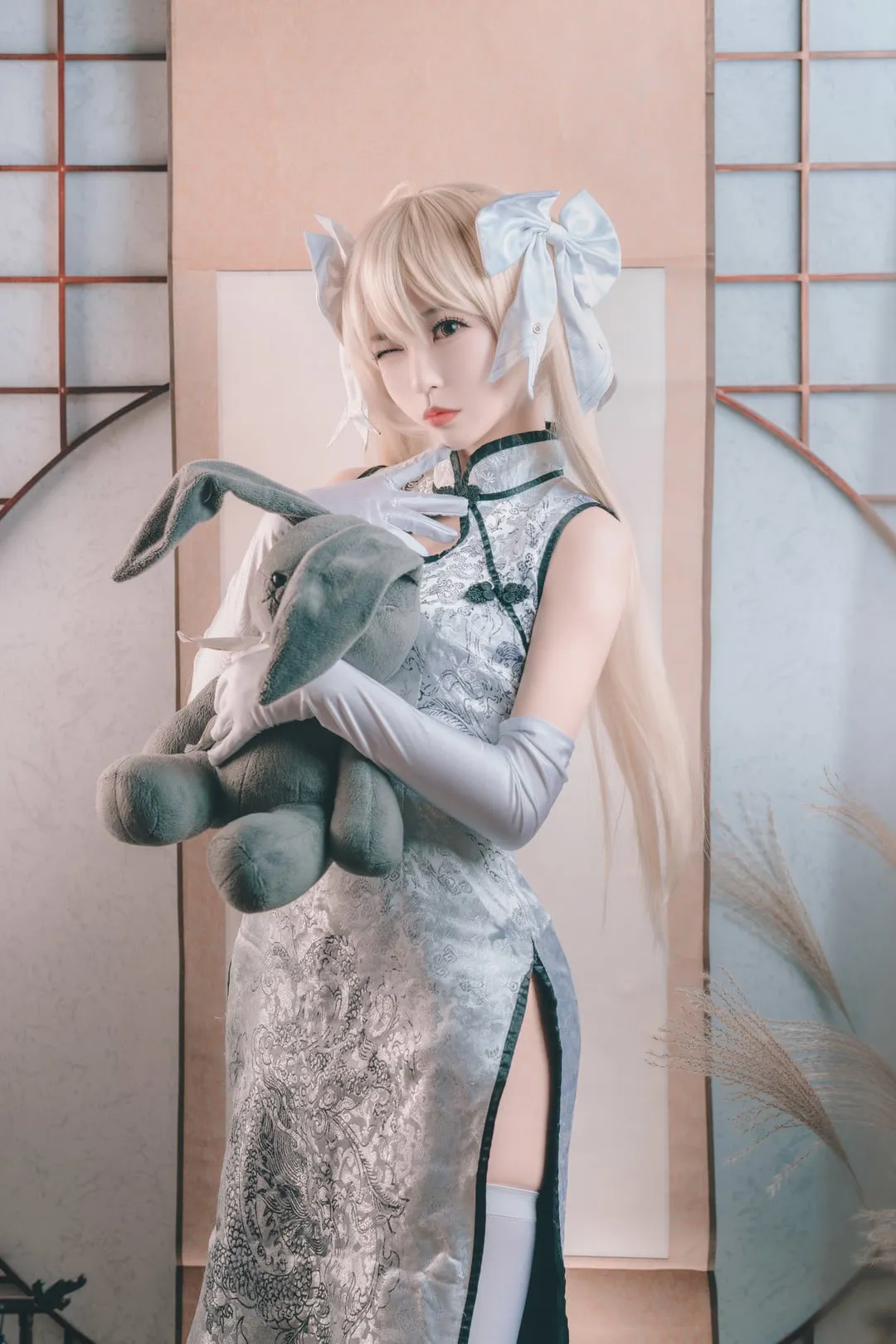 白易子教主cosplay角色风格作品参考 浅色东方服装角色造型,展示纹样服饰和柔和室内光线