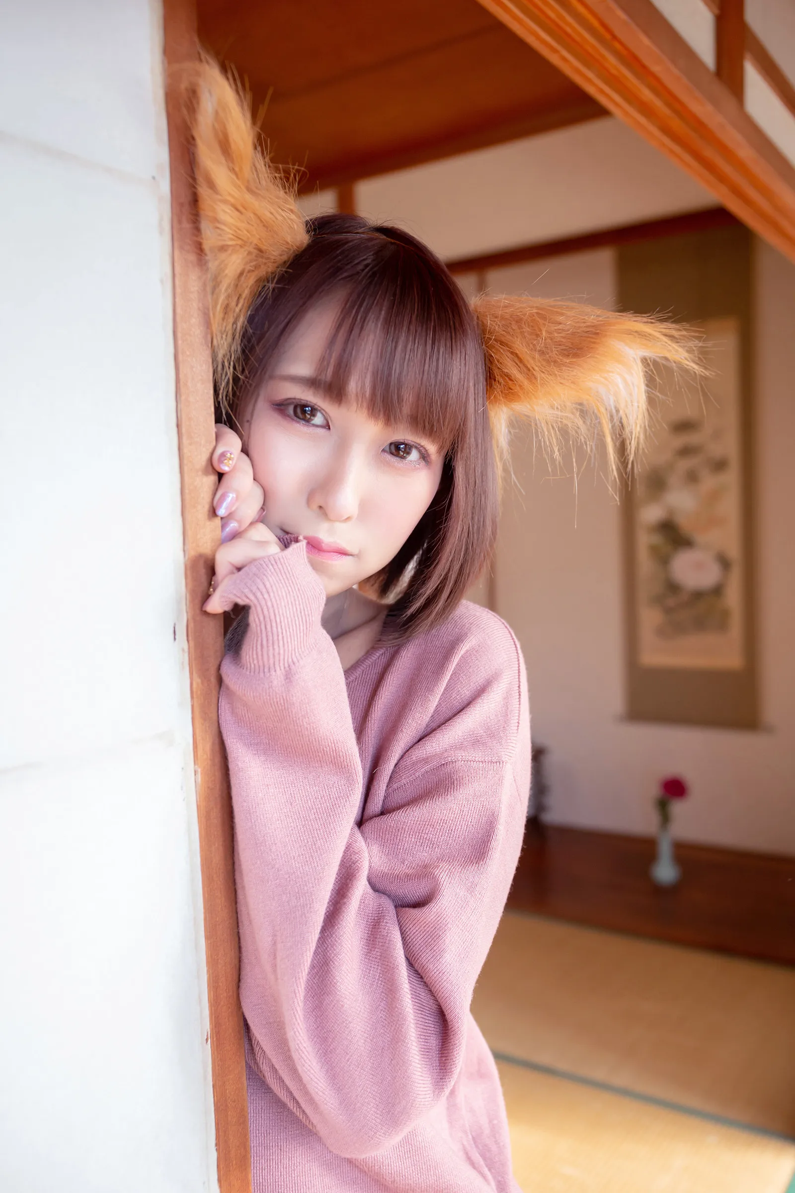 月城委員会cosplay 猫耳制服风格作品参考 粉色针织服搭配猫耳造型的室内角色写真