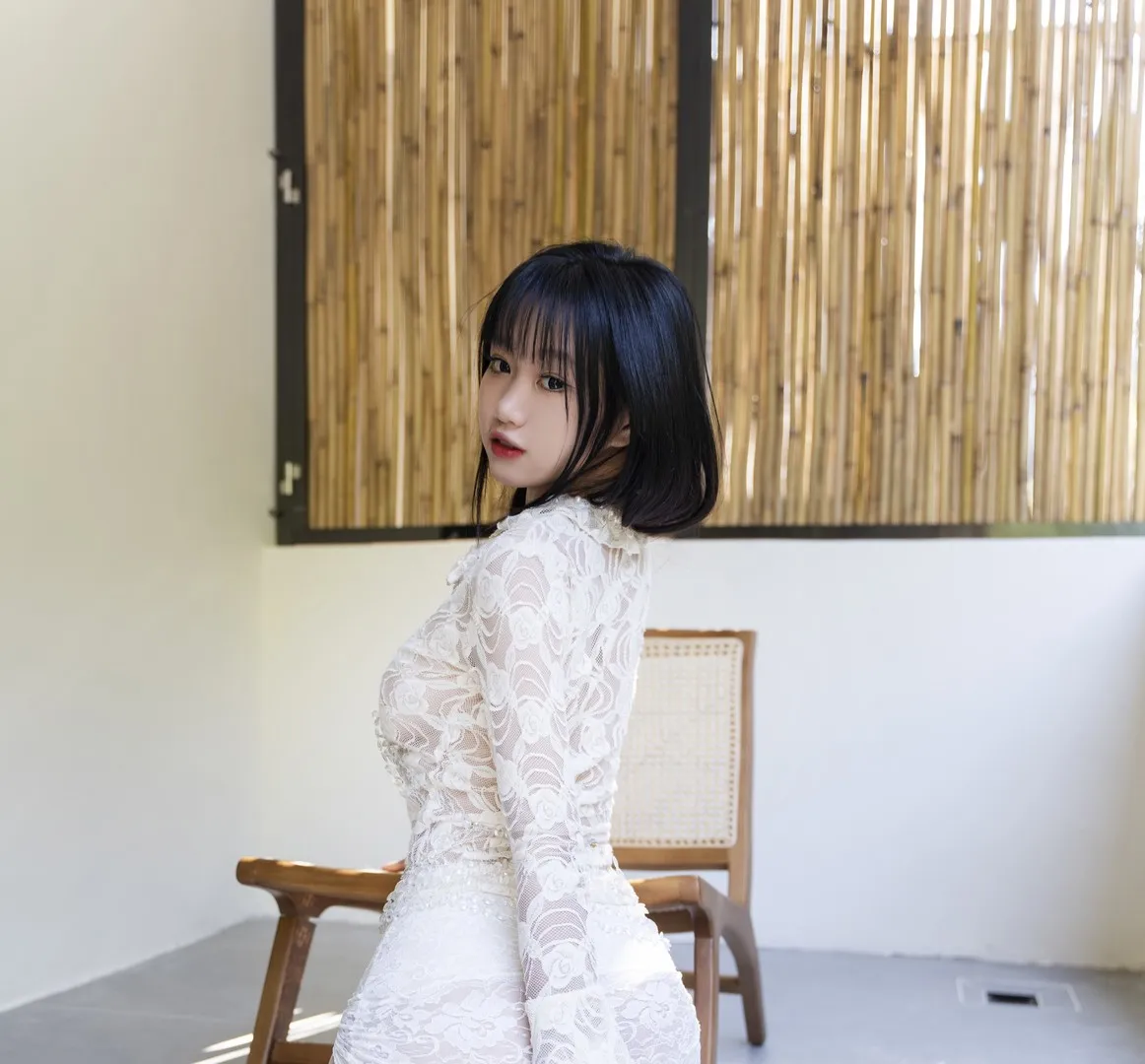 柒柒要乖哦Cosplay角色风格作品整理 人物坐在室内空间中,穿白色服装,黑色短发造型,侧身看向镜头