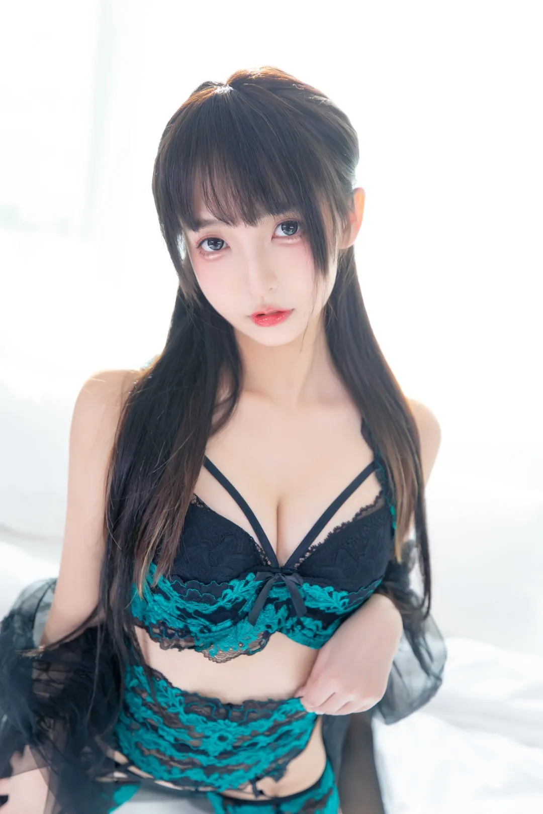 冷色调棚拍背景下侧身侧影