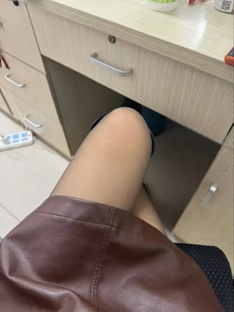 月色cosplay 游戏角色风格作品参考 室内空间中的服装细节展示照片