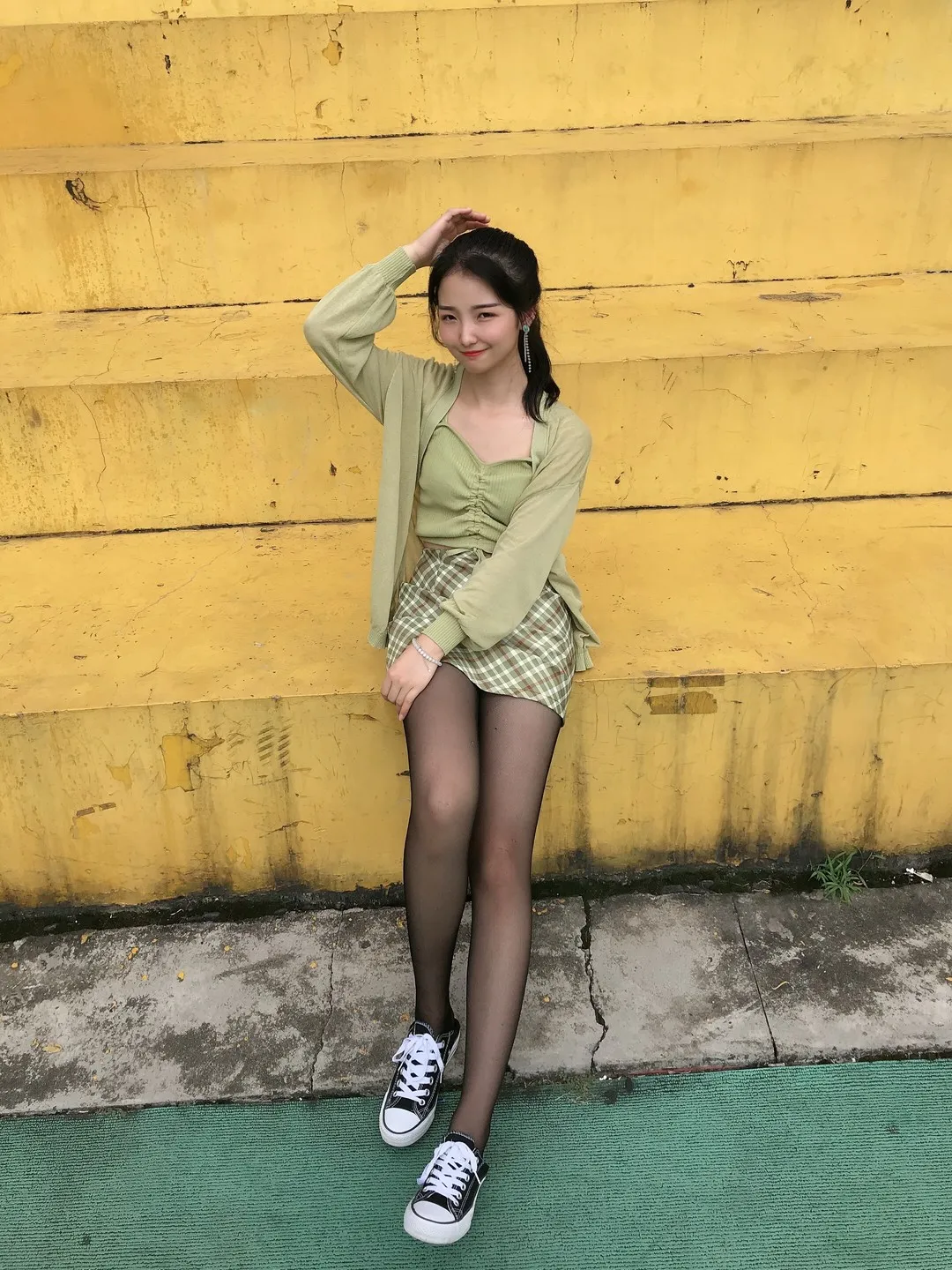 最爱帆布鞋 cosplay 生活风格作品参考 浅绿色上衣搭配短裙和帆布鞋的站立造型