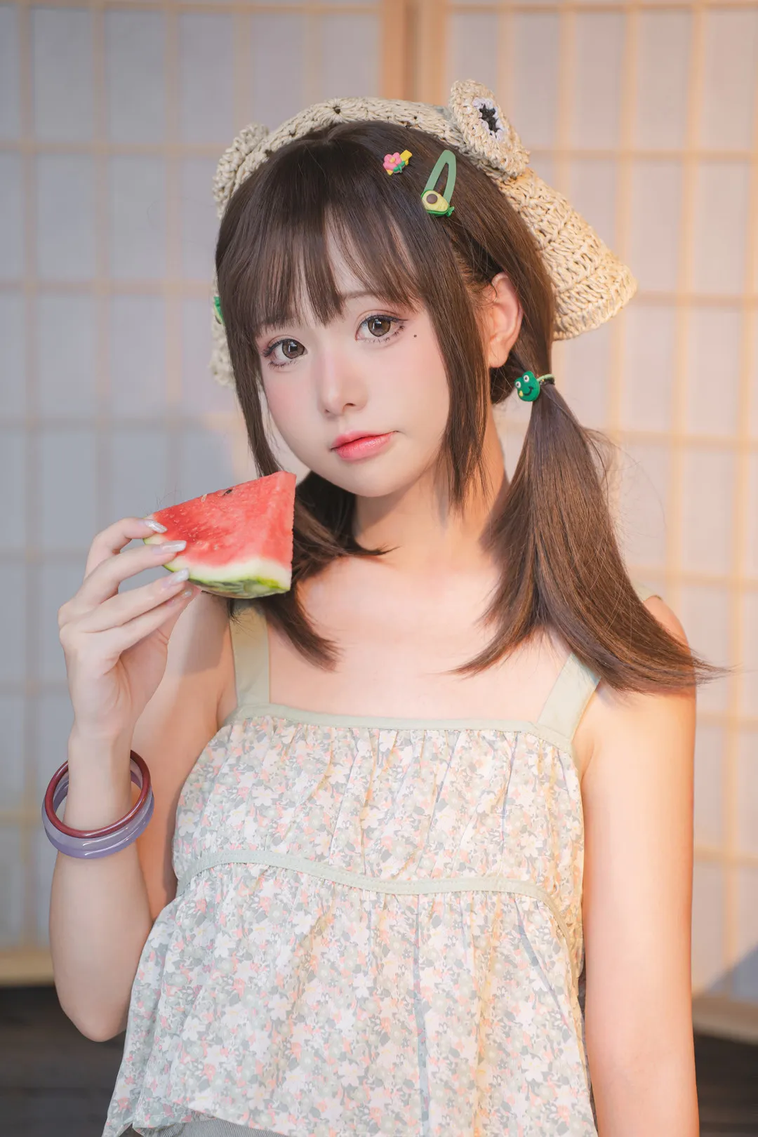 爆机少女喵小吉角色扮演作品风格整理 室内环境中手持水果的日常服装造型