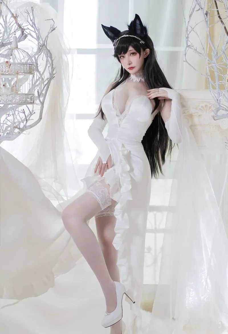 狐玖玖cosplay角色风格作品参考 白色服装黑色长发角色在明亮室内空间中的造型照片