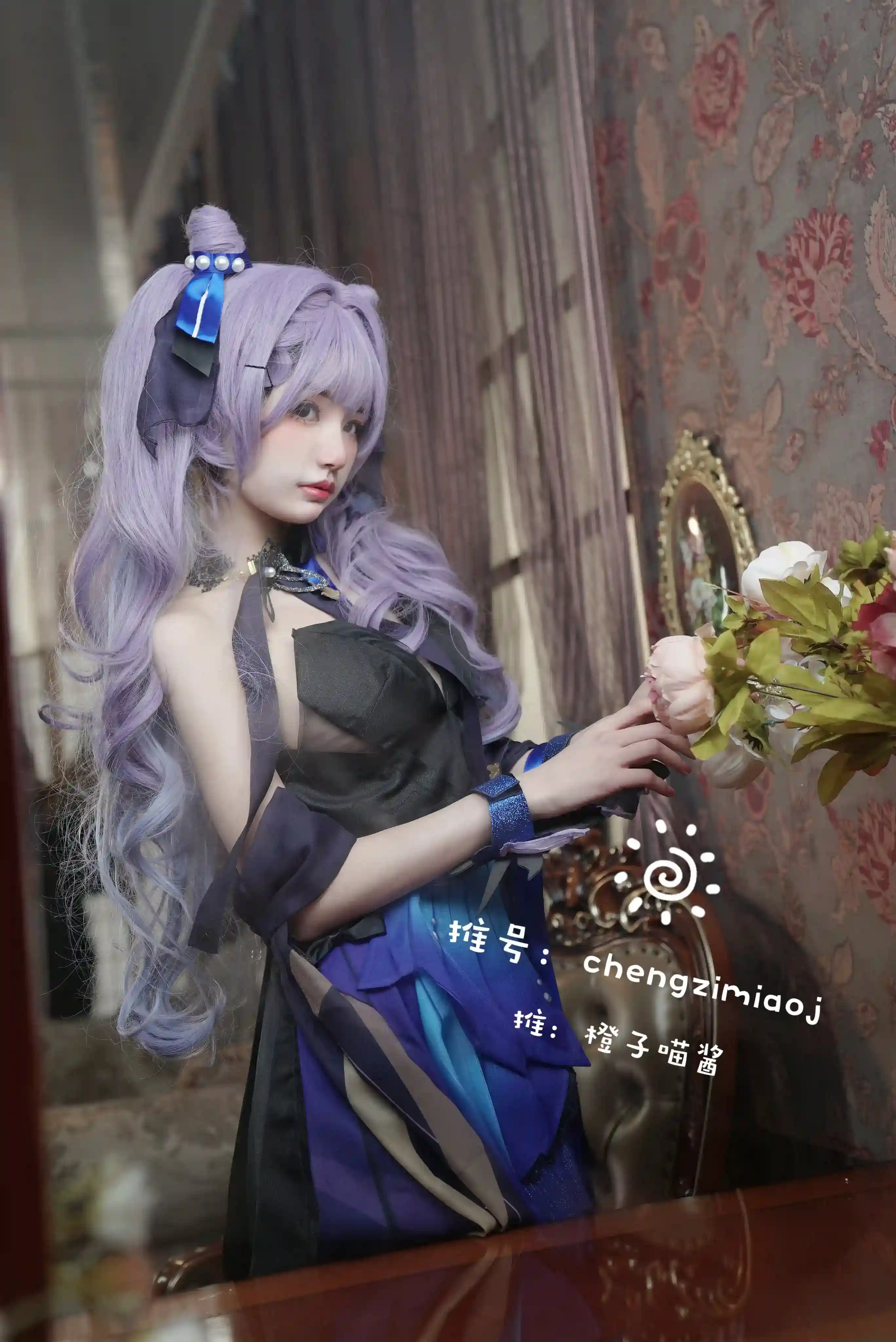 橙子喵酱cosplay角色写真作品整理 紫色长发与深色服装组成的角色扮演照片