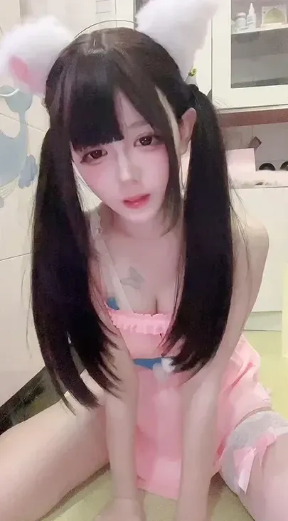 池小苡角色写真风格作品参考 长发搭配浅色服装的角色风格照片