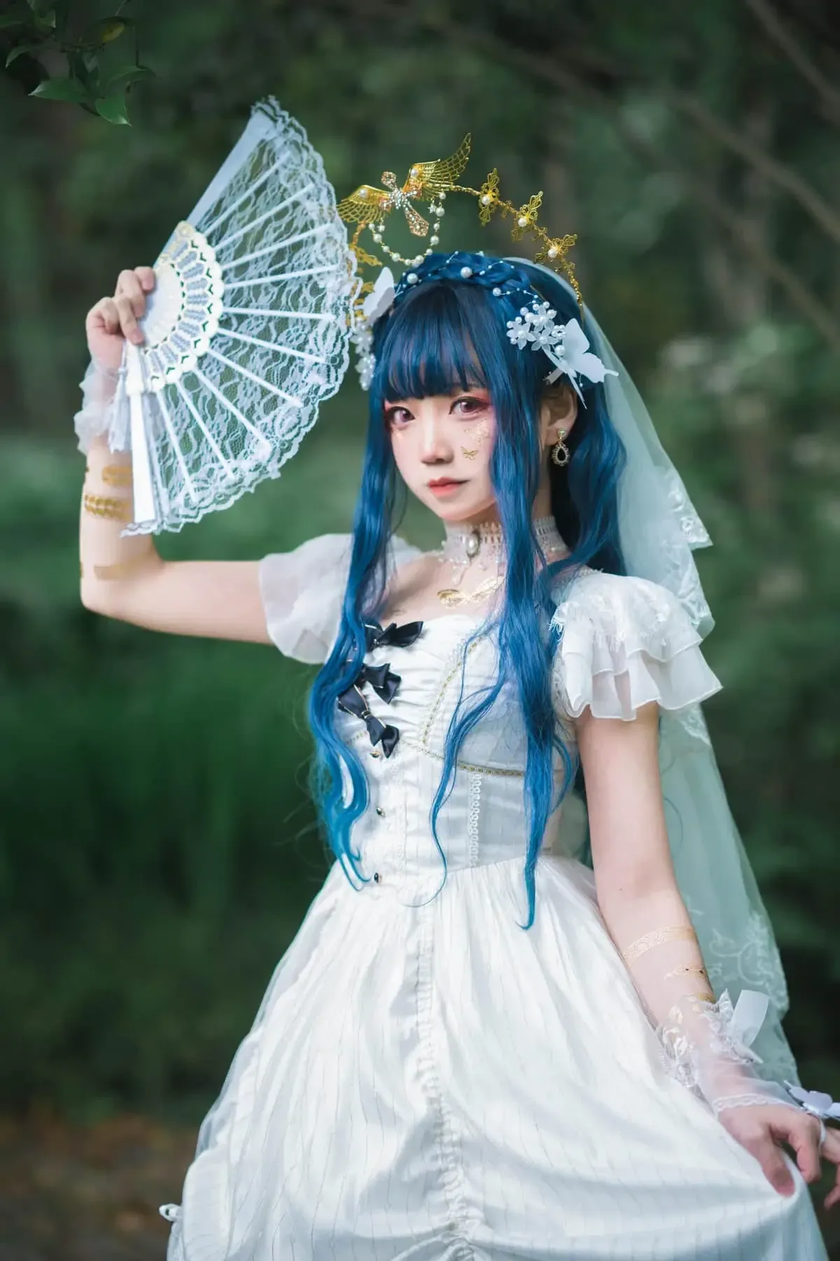 楚楚子w cosplay角色风格作品参考 白色服装搭配蓝色长发的角色扮演造型,手持蕾丝扇并佩戴装饰头饰