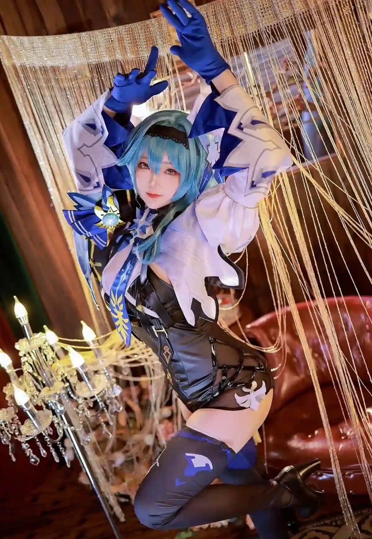 楚楚子w cosplay角色风格作品参考 蓝色短发角色服装搭配黑色元素的室内造型照片