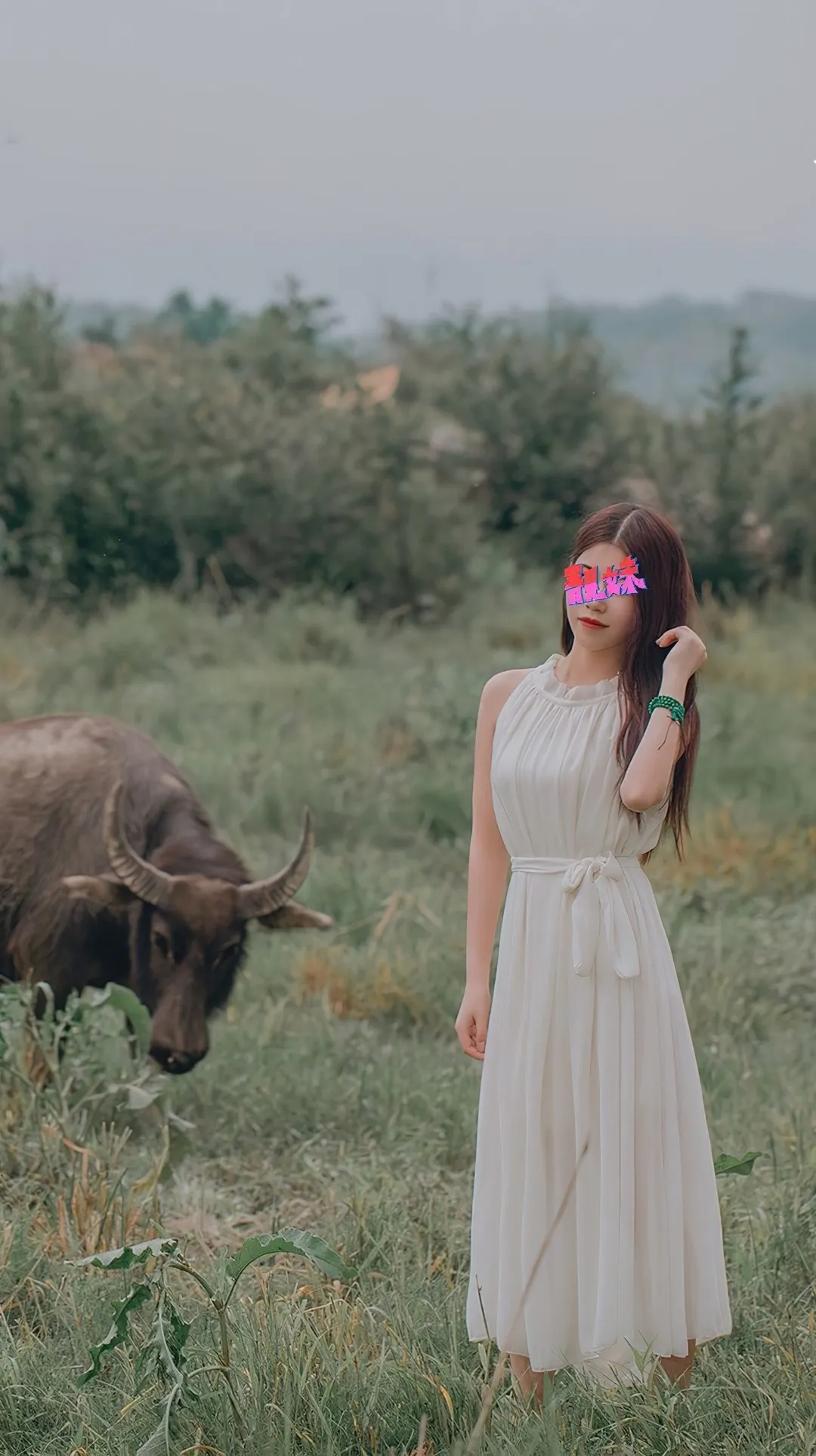 無塵cosplay写真视觉风格作品参考 无尘白色长裙草地场景自然系写真风格