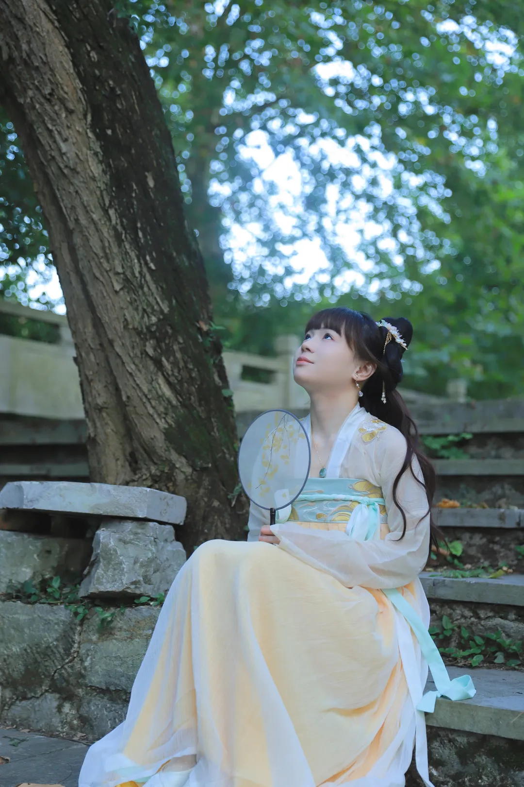 晓晓可可爱cosplay写真风格作品整理 古风长裙造型坐在户外树下的写真画面