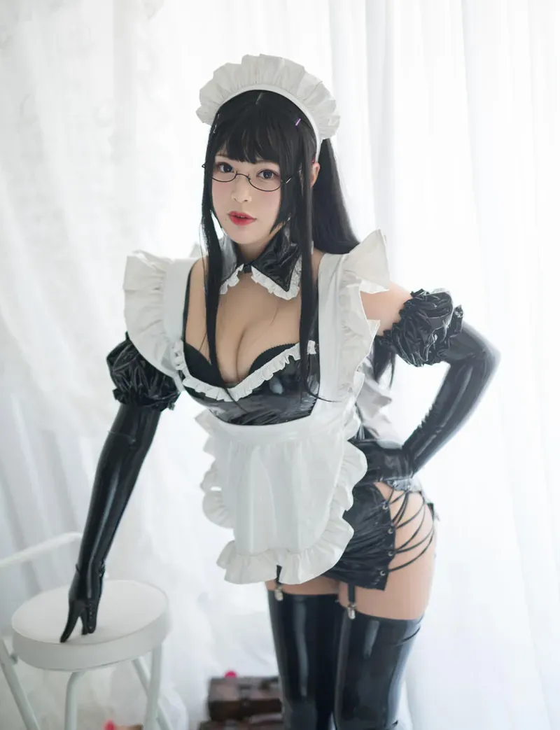白烨cosplay角色风格作品参考 黑白女仆服装与白色背景棚拍造型