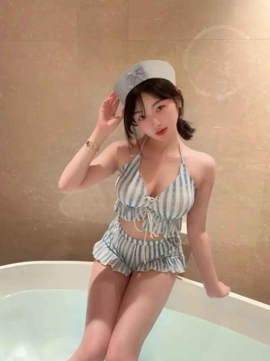 抖音张洛洛日常穿搭角色风格作品参考 条纹服装搭配帽子的日常风格照片