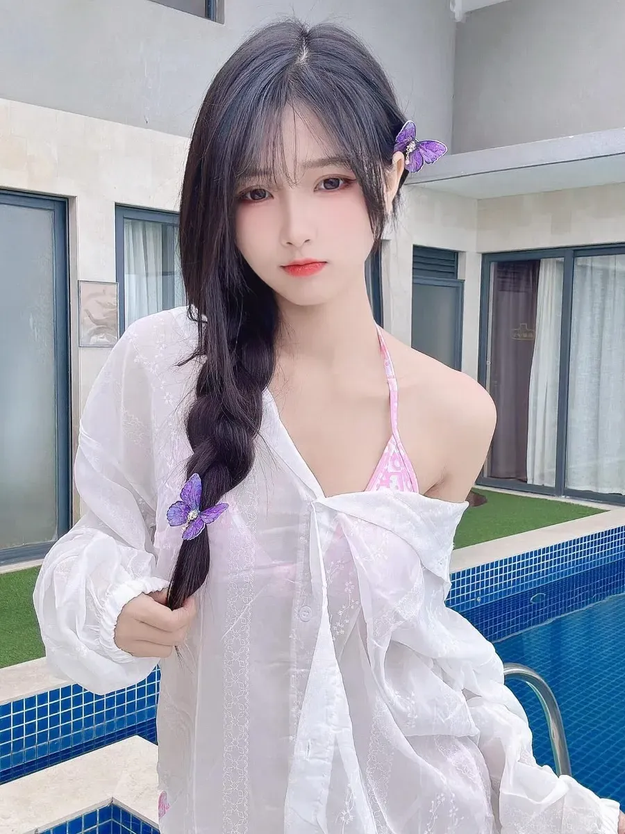 梅美超甜角色写真风格作品整理 白色外搭和浅色服饰的户外造型照片