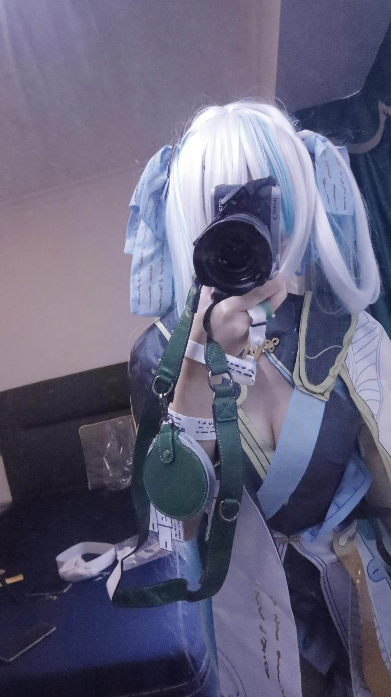棍之勇者伊蕾娜 cosplay角色风格作品参考 白色假发与蓝白服装搭配的角色造型照片