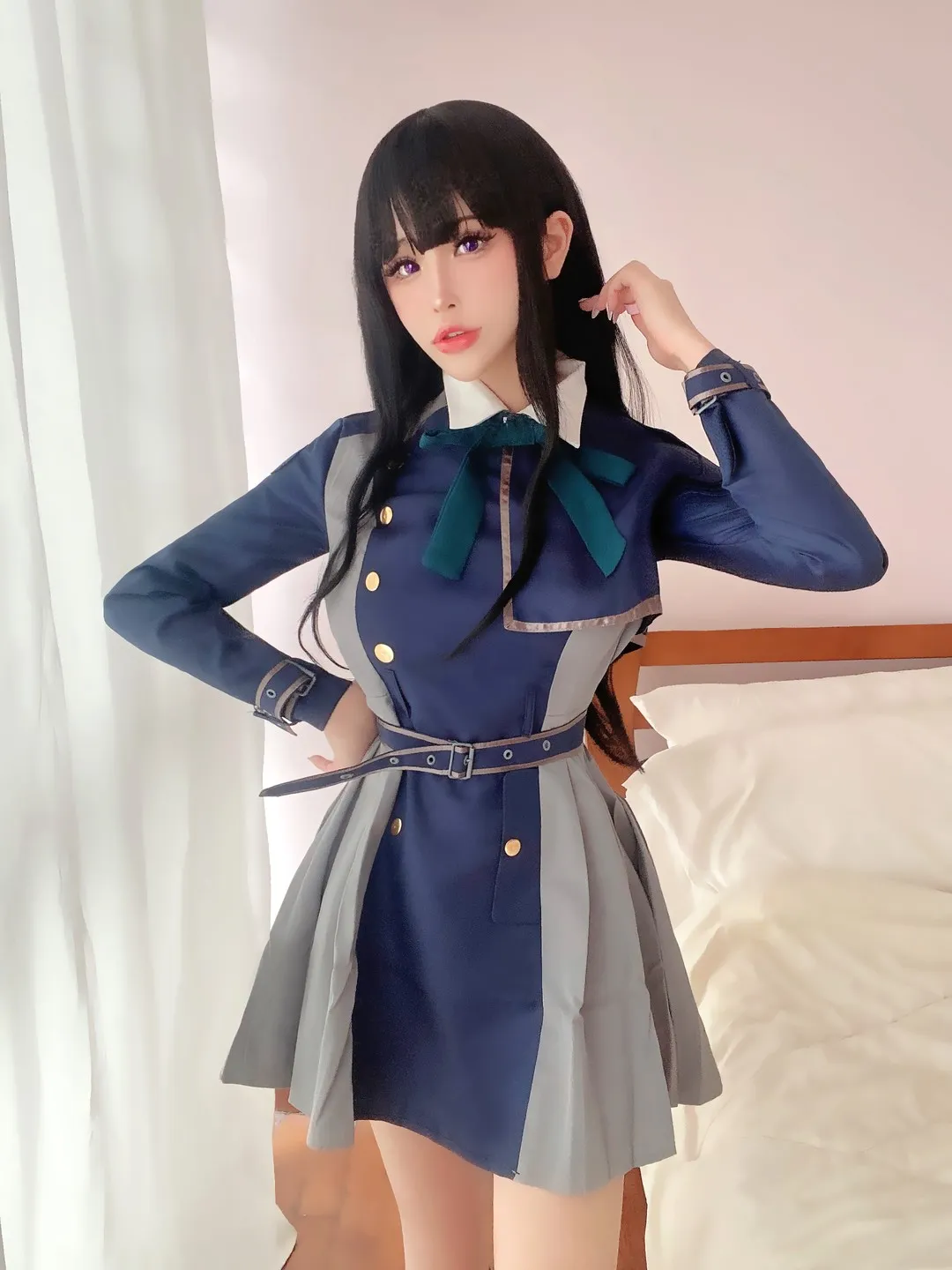 花リリ身穿深蓝与灰双拼连身短裙站立于床边