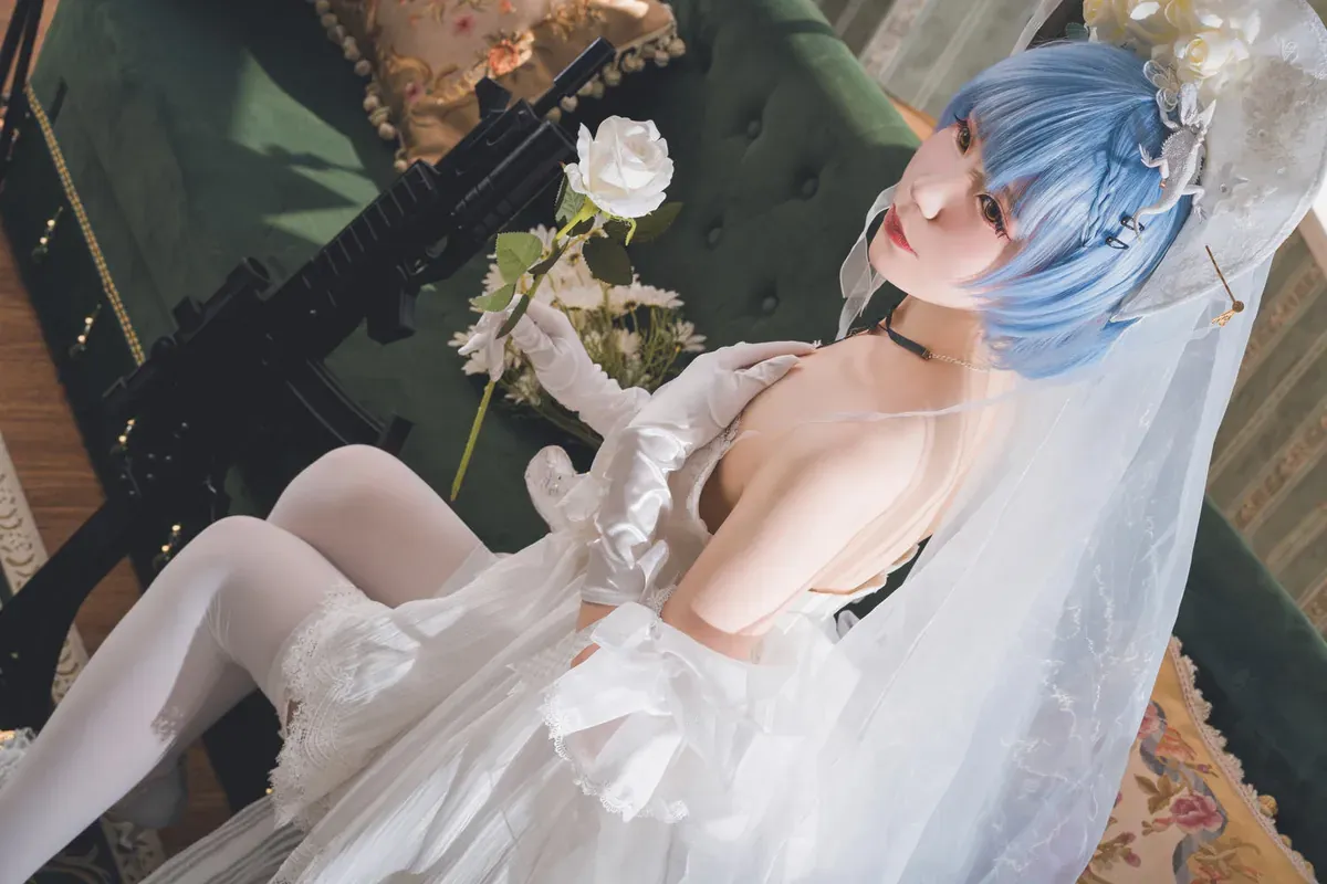 然理理洛天依角色写真风格作品参考 蓝色假发与白色服装结合的角色摄影