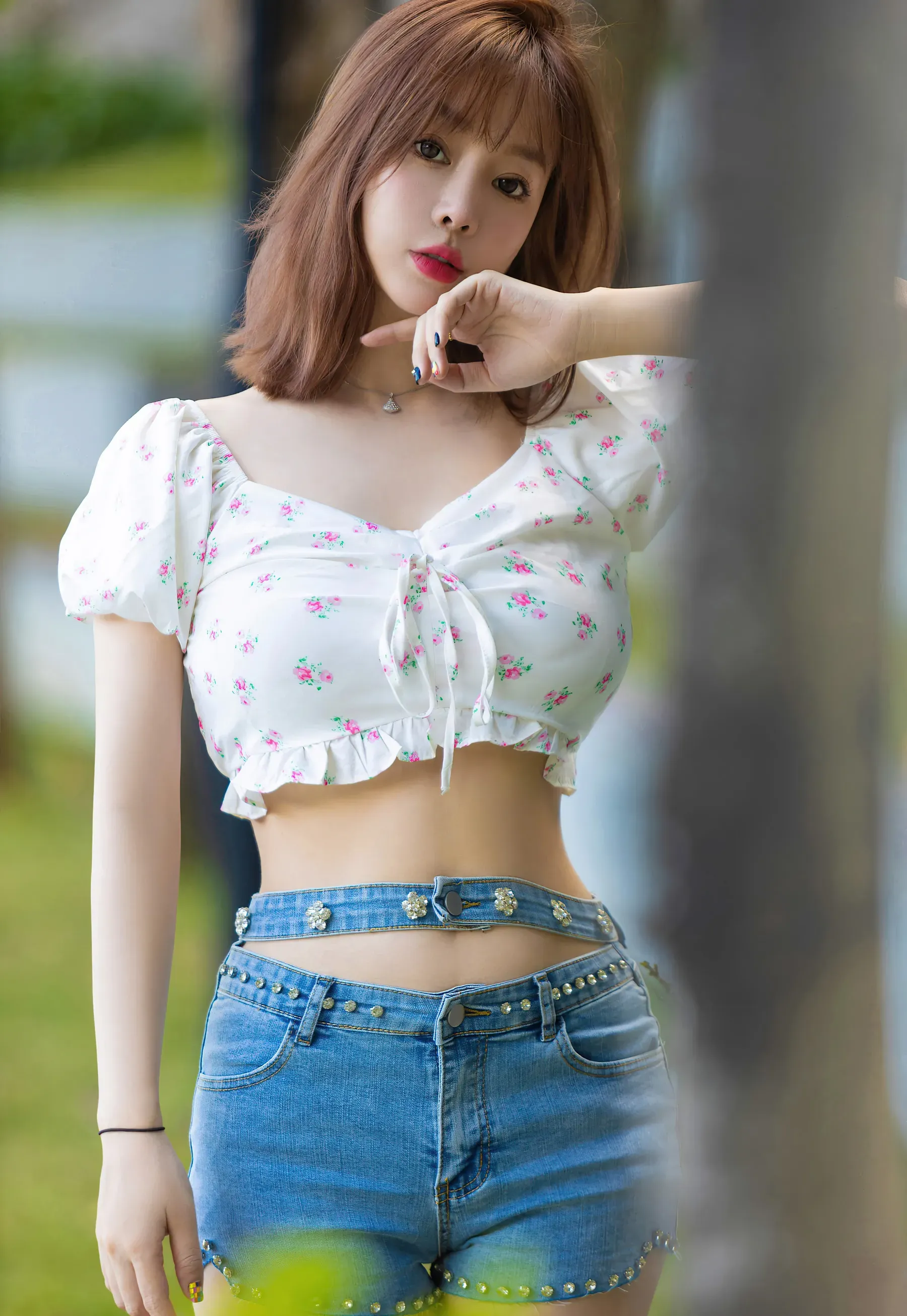 王雨纯角色写真风格作品整理 白色花纹服装搭配牛仔短裤的自然环境写真