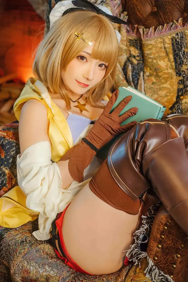 是三不是世w cosplay写真风格作品整理 金色短发角色搭配黄色服饰在室内暖色环境中的照片