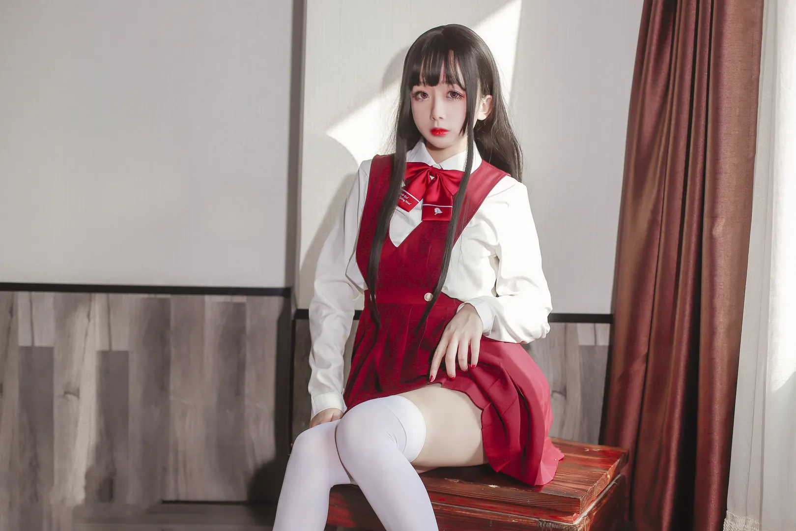 日奈娇cosplay角色风格作品参考 红白制服搭配长发造型的角色扮演照片
