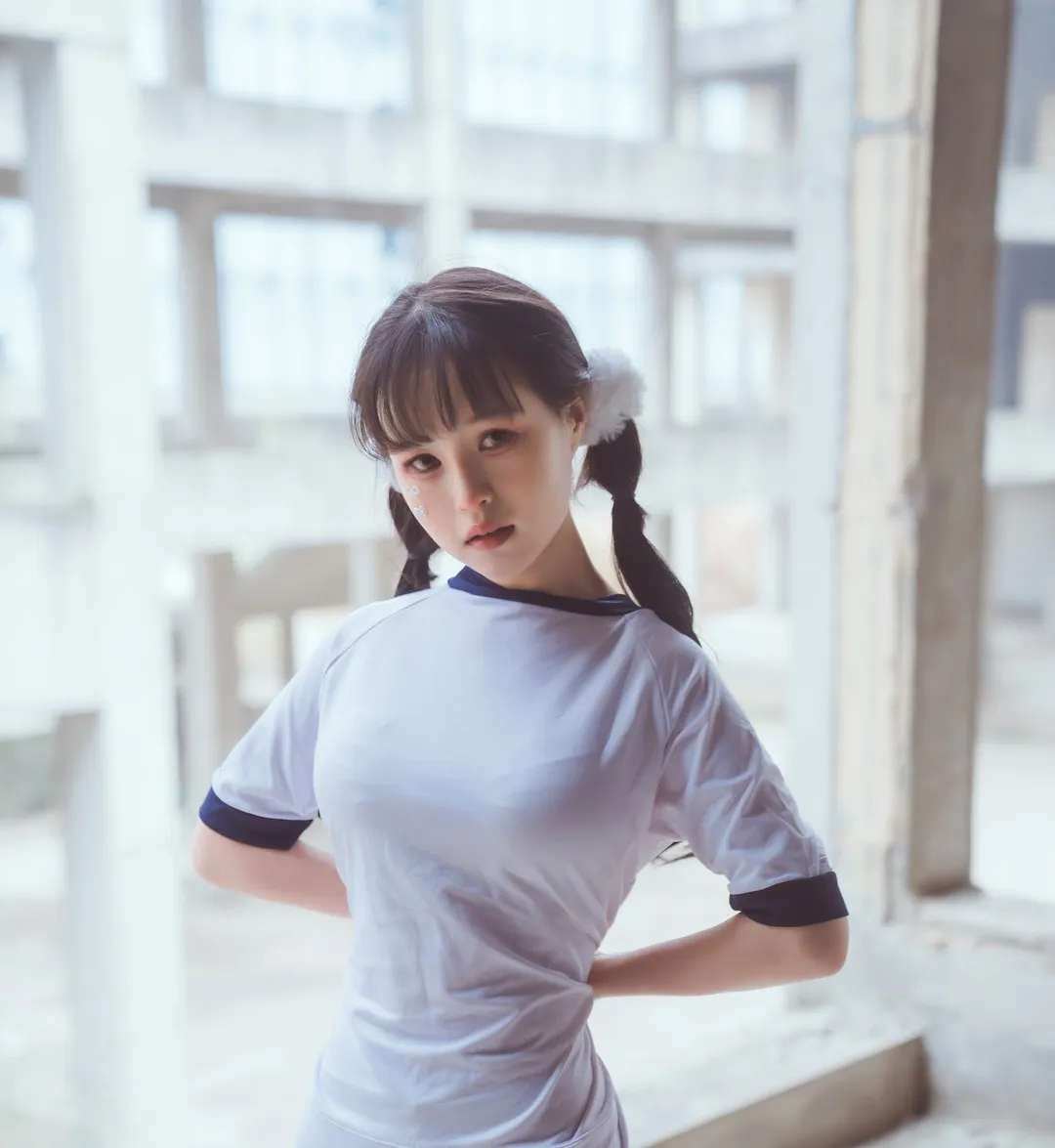 晕崽zz角色写真风格作品盘点 白色制服风格服装搭配明亮室内背景的角色写真