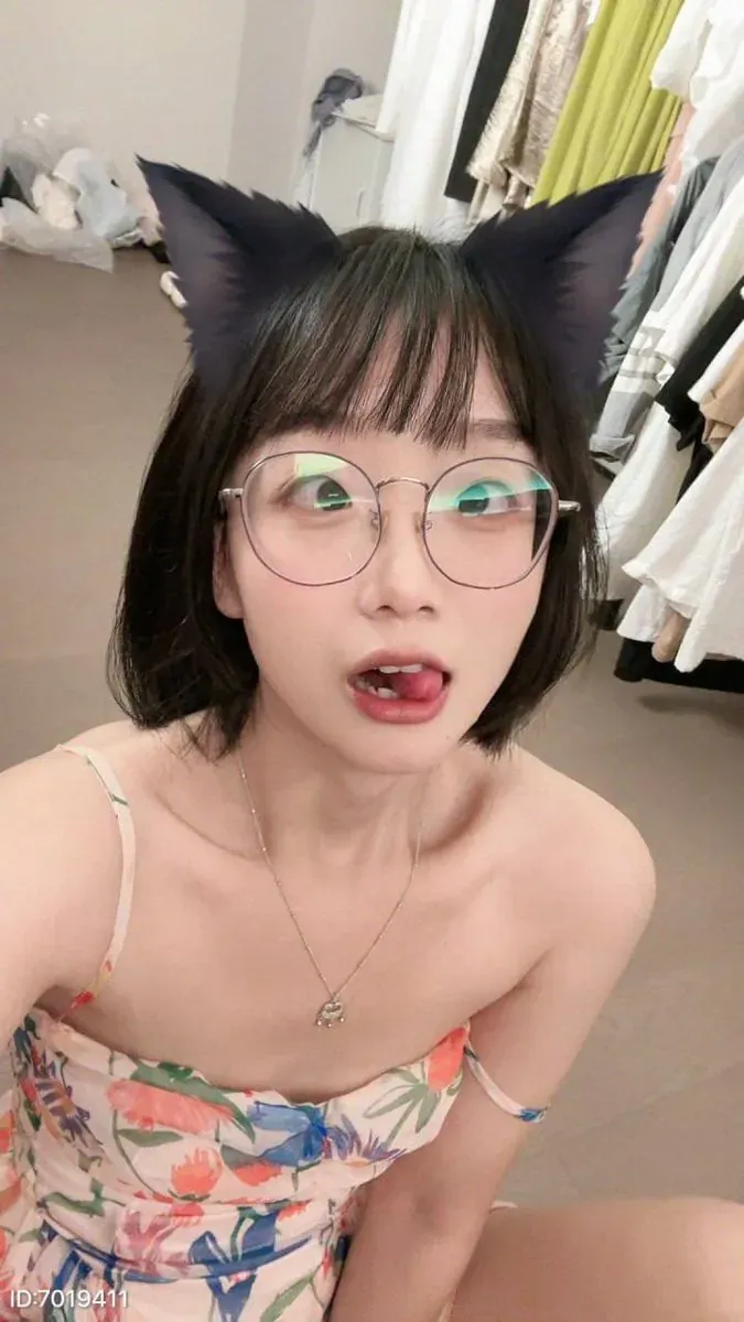 果儿Victoria角色写真风格作品参考 日常服装搭配中的发型与角色造型细节