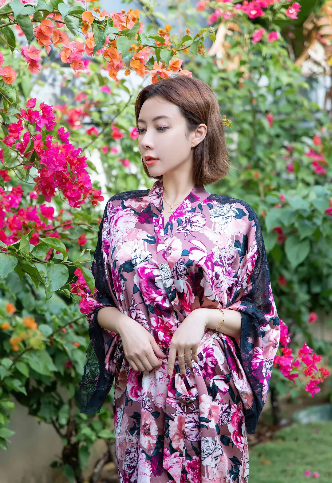 果儿Victoria角色写真风格作品参考 花卉环境中的服装纹样和人物姿态构图