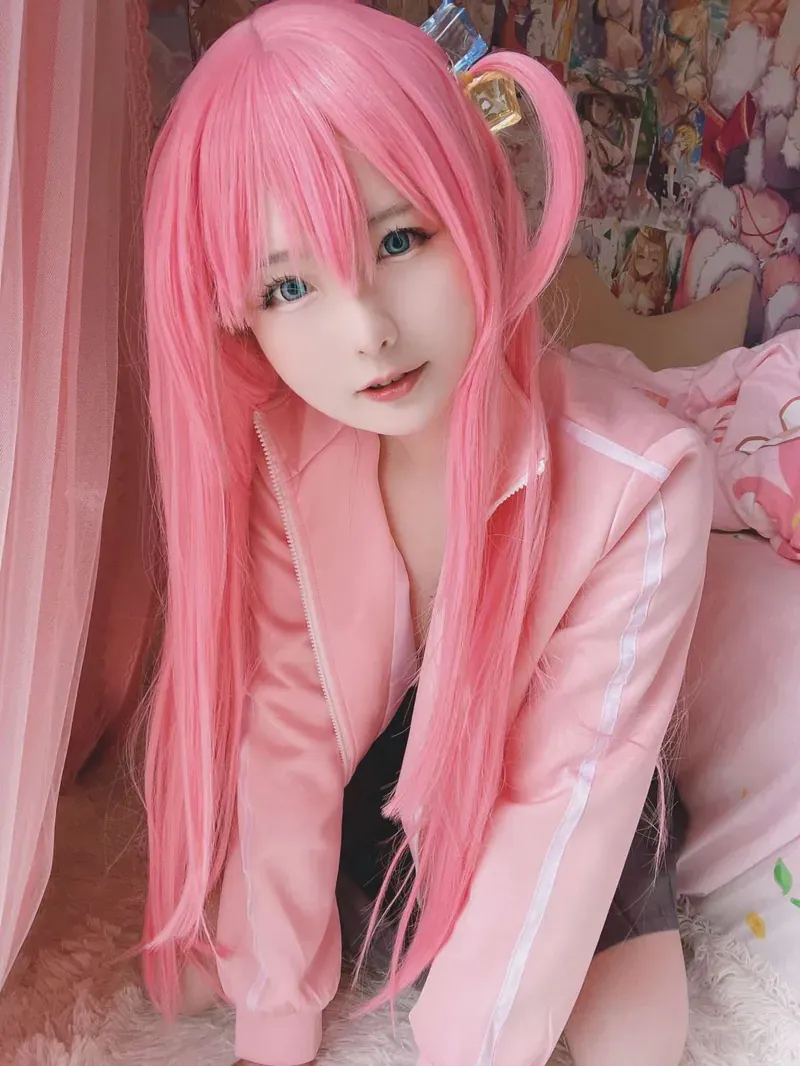 果儿Victoria角色写真风格作品参考 粉色服装造型中的色调和空间层次