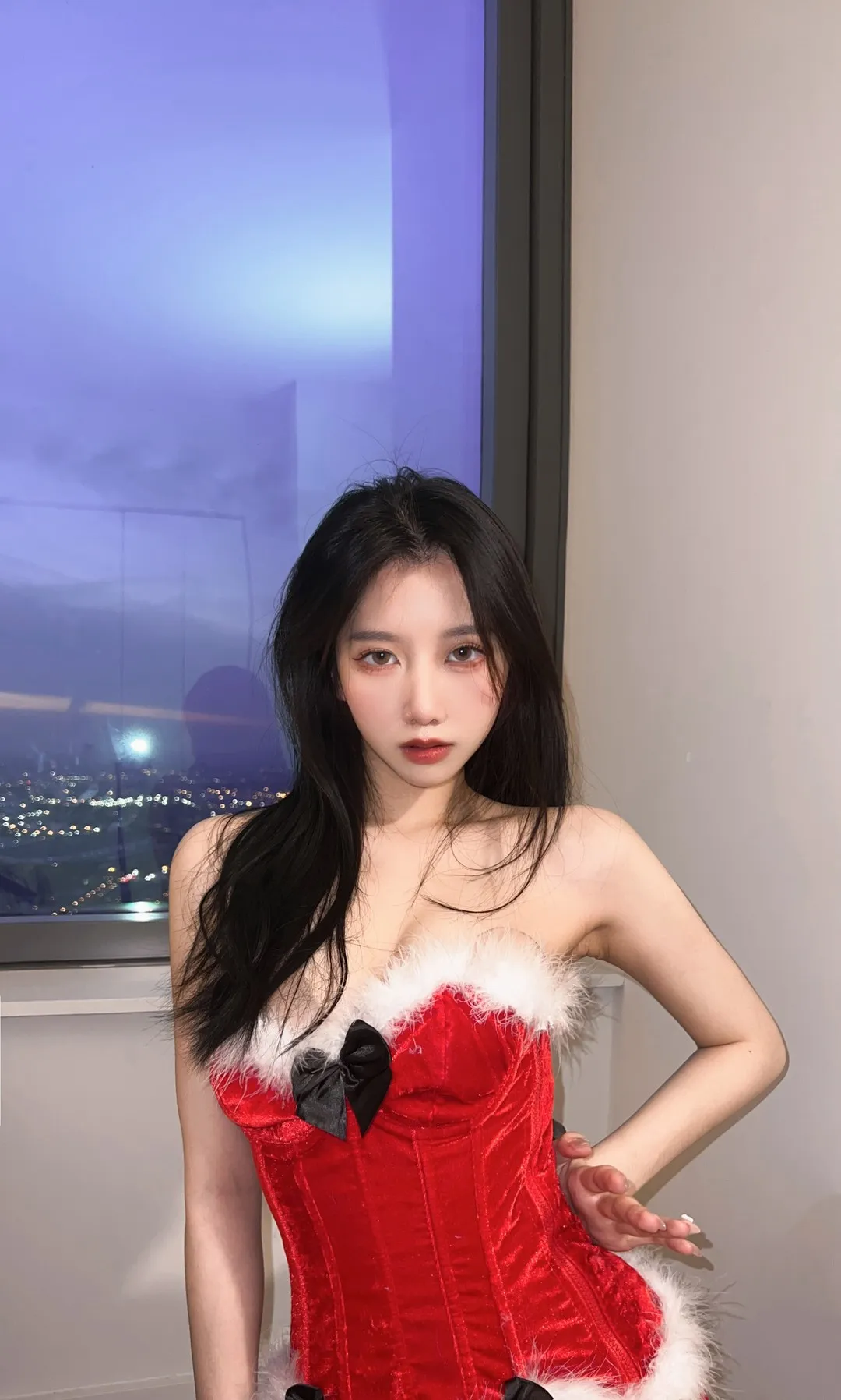果咩酱w角色扮演专题 黑色长发人物穿红白绒面节日服饰站在夜景窗前