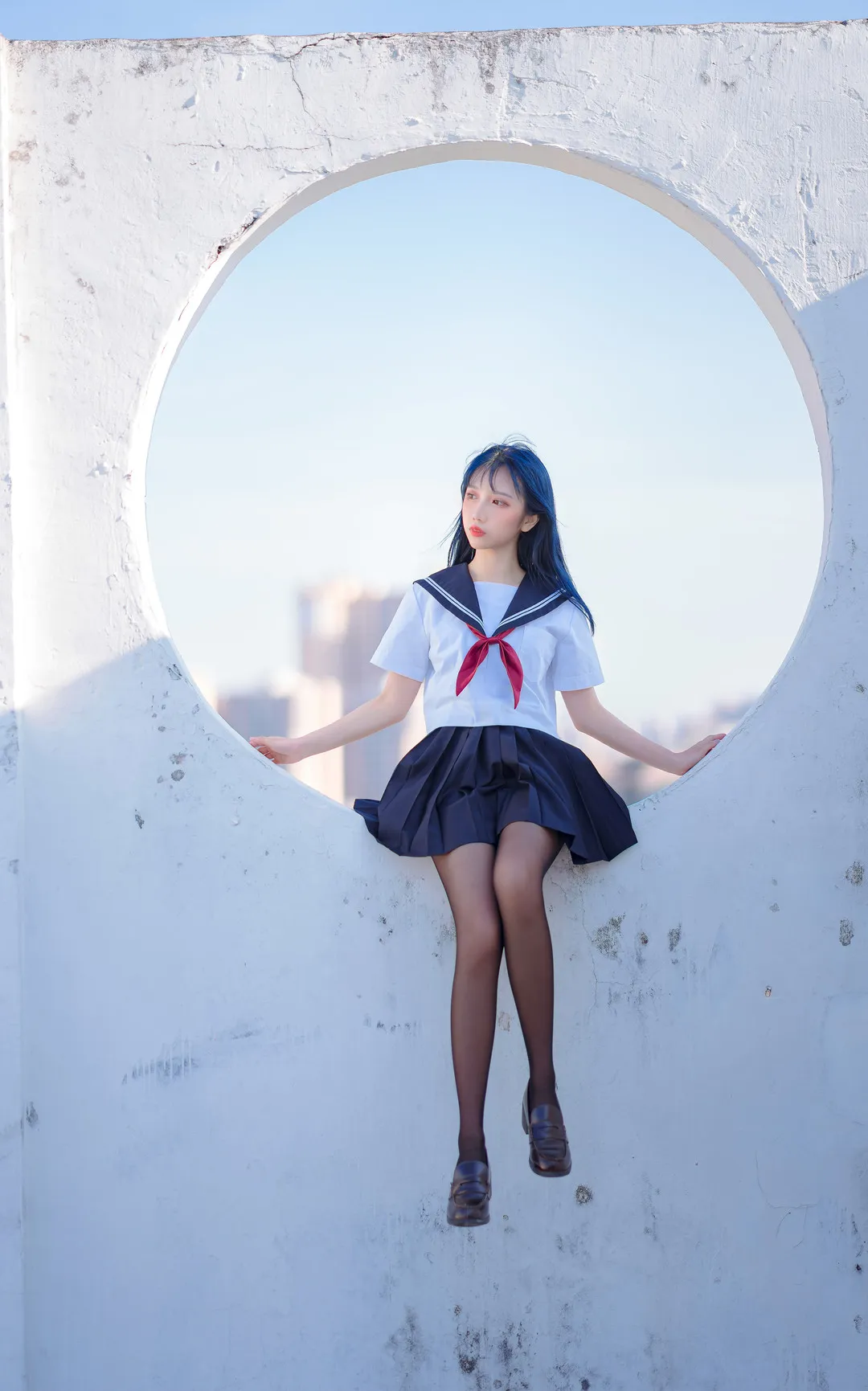 果咩酱w角色扮演专题 穿白蓝水手制服的人物坐在白色圆形建筑开口中的户外造型