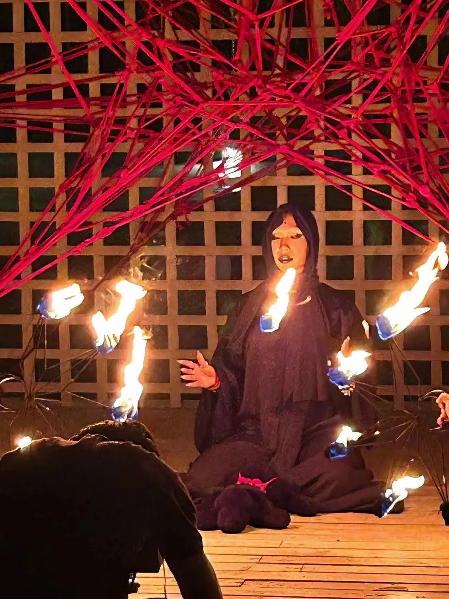 灰镜Chamber角色扮演专题与作品风格整理 灰镜Chamber艺术摄影作品参考 室内灯光场景中的角色摄影画面