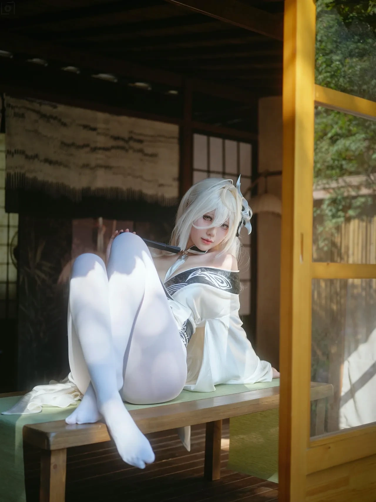 湖里狸角色扮演作品整理与风格参考 白色服装角色扮演照片,人物位于室内靠窗位置,呈现柔和光线效果