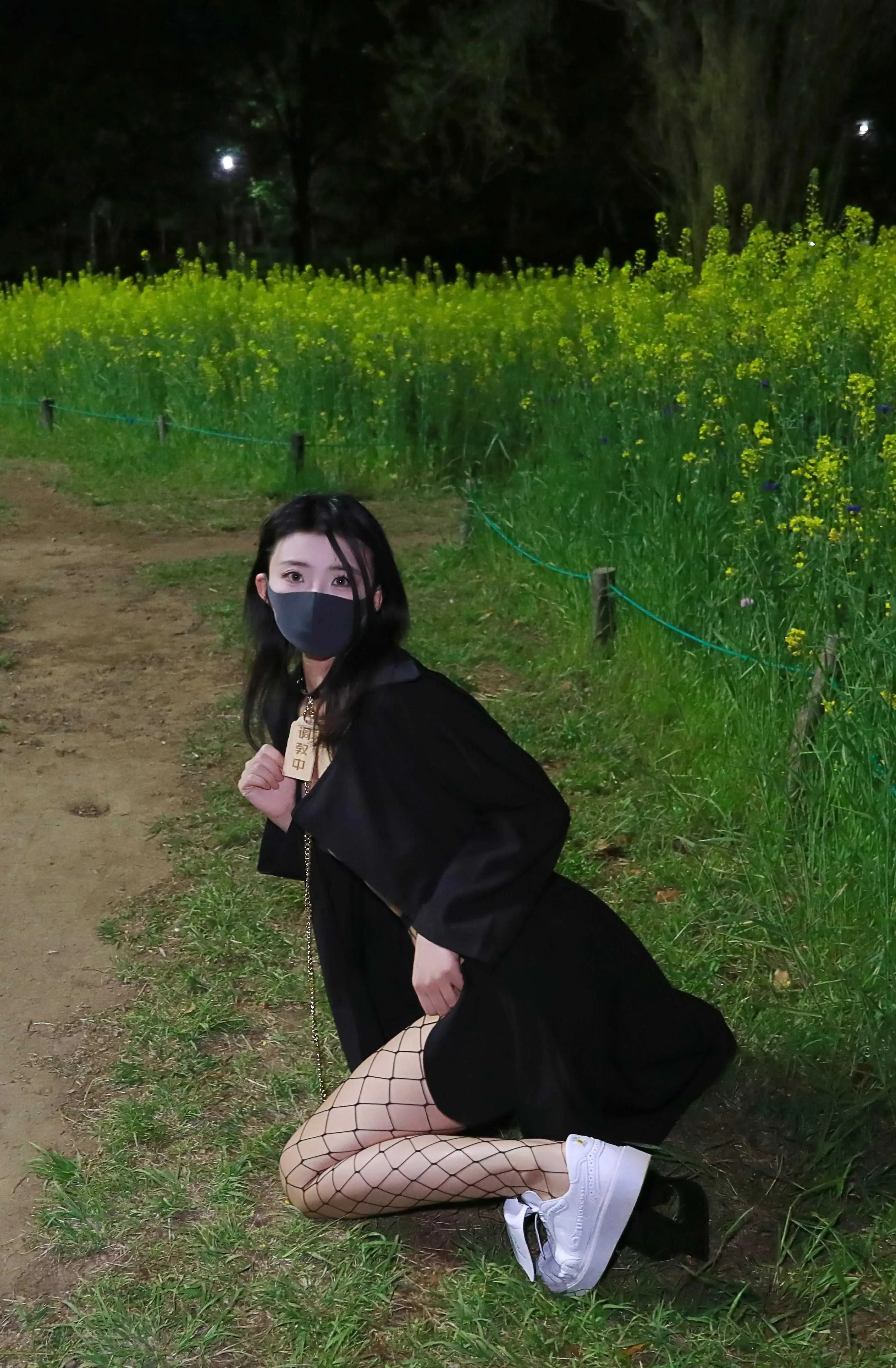 李佳制服与户外角色题材作品参考 夜间花田小路旁的黑发黑色服装户外造型