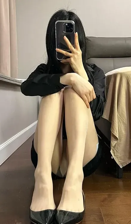李妙子角色写真风格专题整理 黑色服装搭配长发的室内角色写真风格