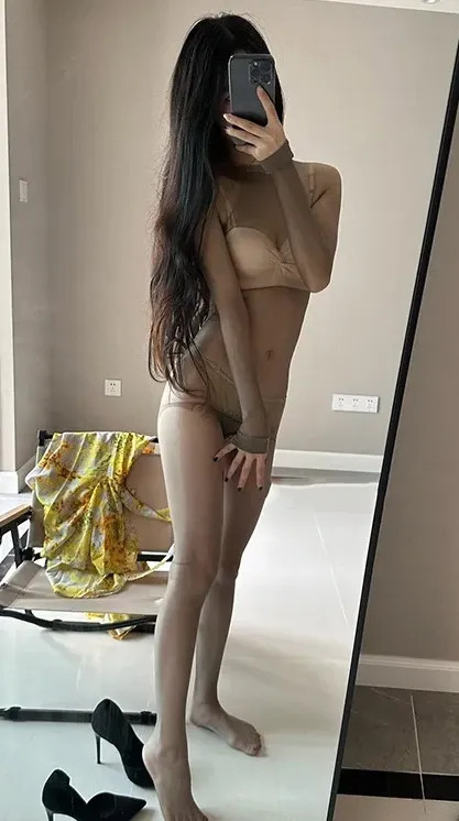 李妙子角色写真风格专题整理 室内镜面前自然风格服装造型照片