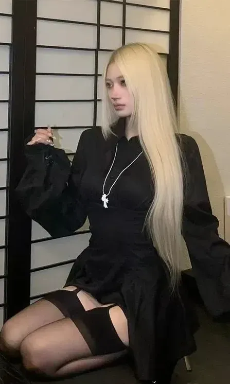 李亦如黑色服装角色风格作品参考 黑色服装搭配浅色长发的角色风格摄影