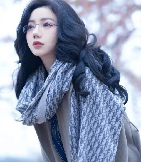 洛丽塔大哥cosplay风格图集入口 长发人物佩戴围巾搭配浅色服装的写真造型