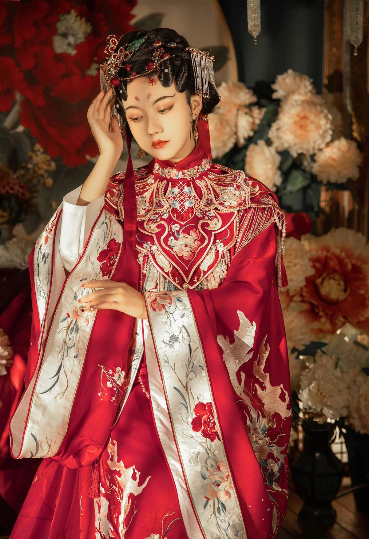 洛丽塔大哥cosplay风格图集入口 红色传统服饰搭配头饰的角色造型照片