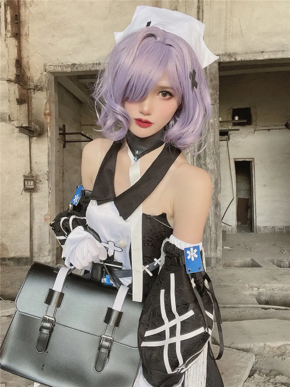 木之本果cosplay角色风格作品参考 浅紫色假发搭配黑白服饰的角色造型照片