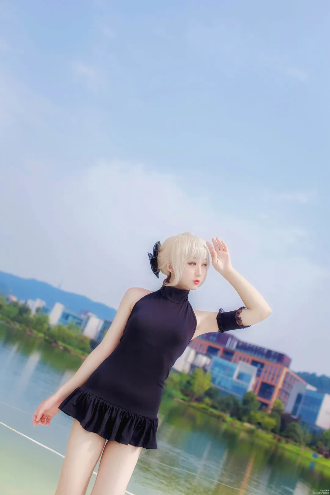 浅野菌子cosplay角色风格写真导读 户外场景中的黑色服装角色造型照片