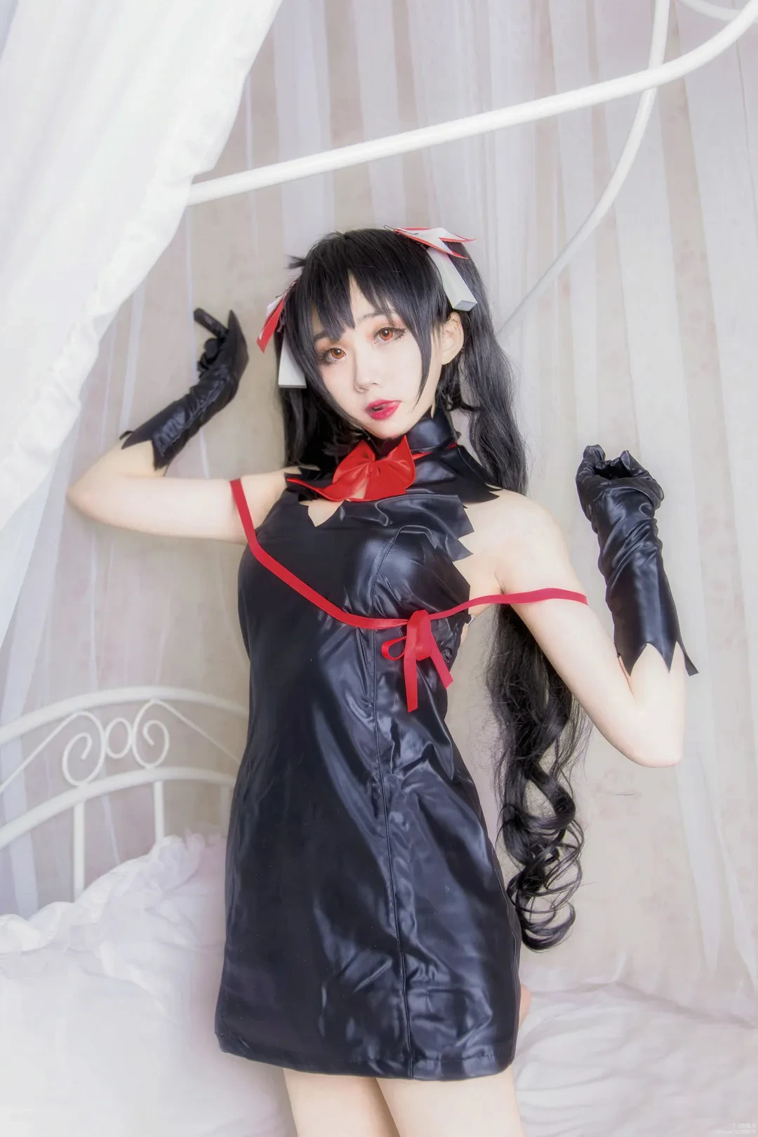 浅野菌子cosplay角色风格写真导读 室内空间中的黑红色角色服装造型照片