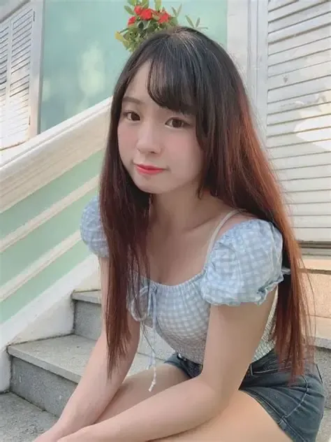 晴兒littlesshine角色写真作品整理 浅色格纹服装搭配户外楼梯环境的写真