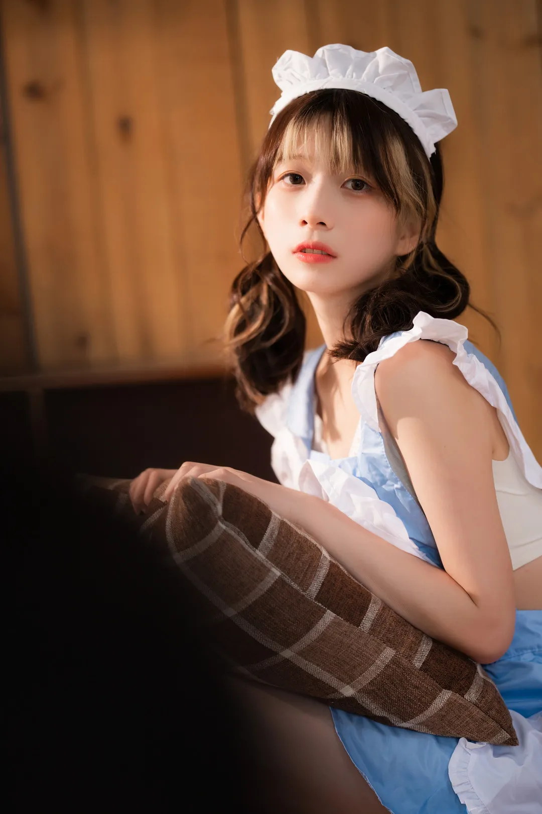 清青琴玖cosplay角色风格作品参考 暖色背景下蓝白服装人物近距离拍摄的写真照片