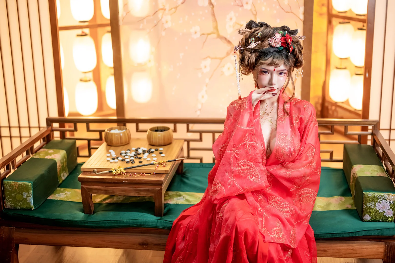 秋和柯基角色扮演写真风格与精选作品参考 秋和柯基红色刺绣汉服古风室内写真