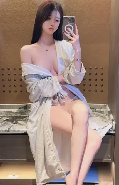 瑞儿fox cosplay写真风格作品整理 浅色服装搭配室内背景的坐姿写真照片