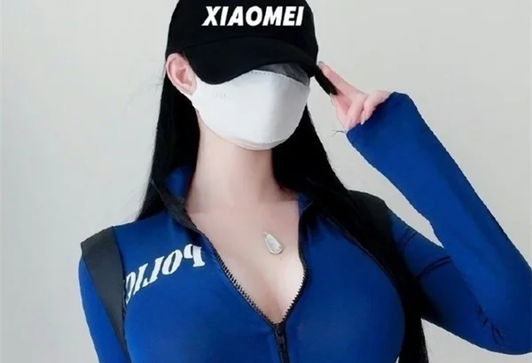 社恐的小美私服人像与遮脸穿搭写真风格参考 社恐的小美深蓝色拉链制服室内写真