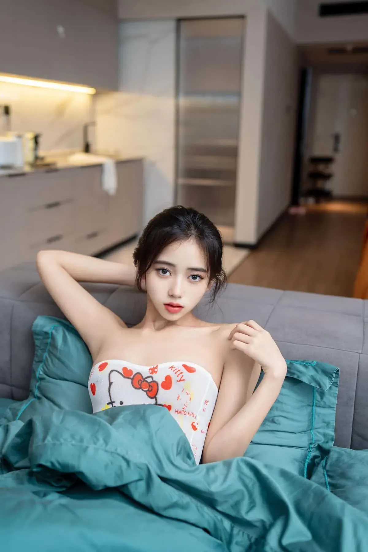 时安安写真风格作品参考 室内床铺场景中的生活化服装写真